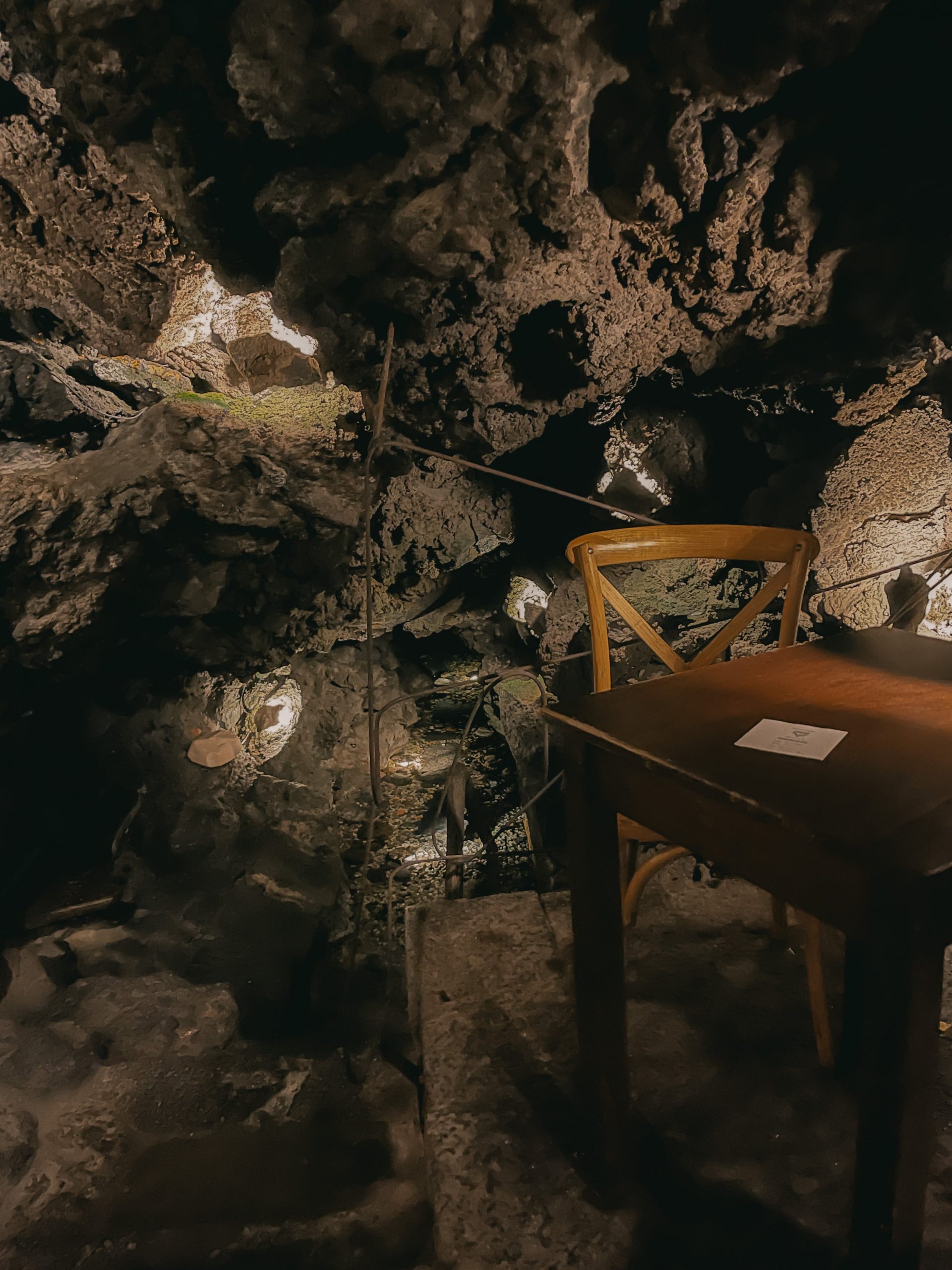 A putia dell'ostello: mangiare dentro una grotta lavica