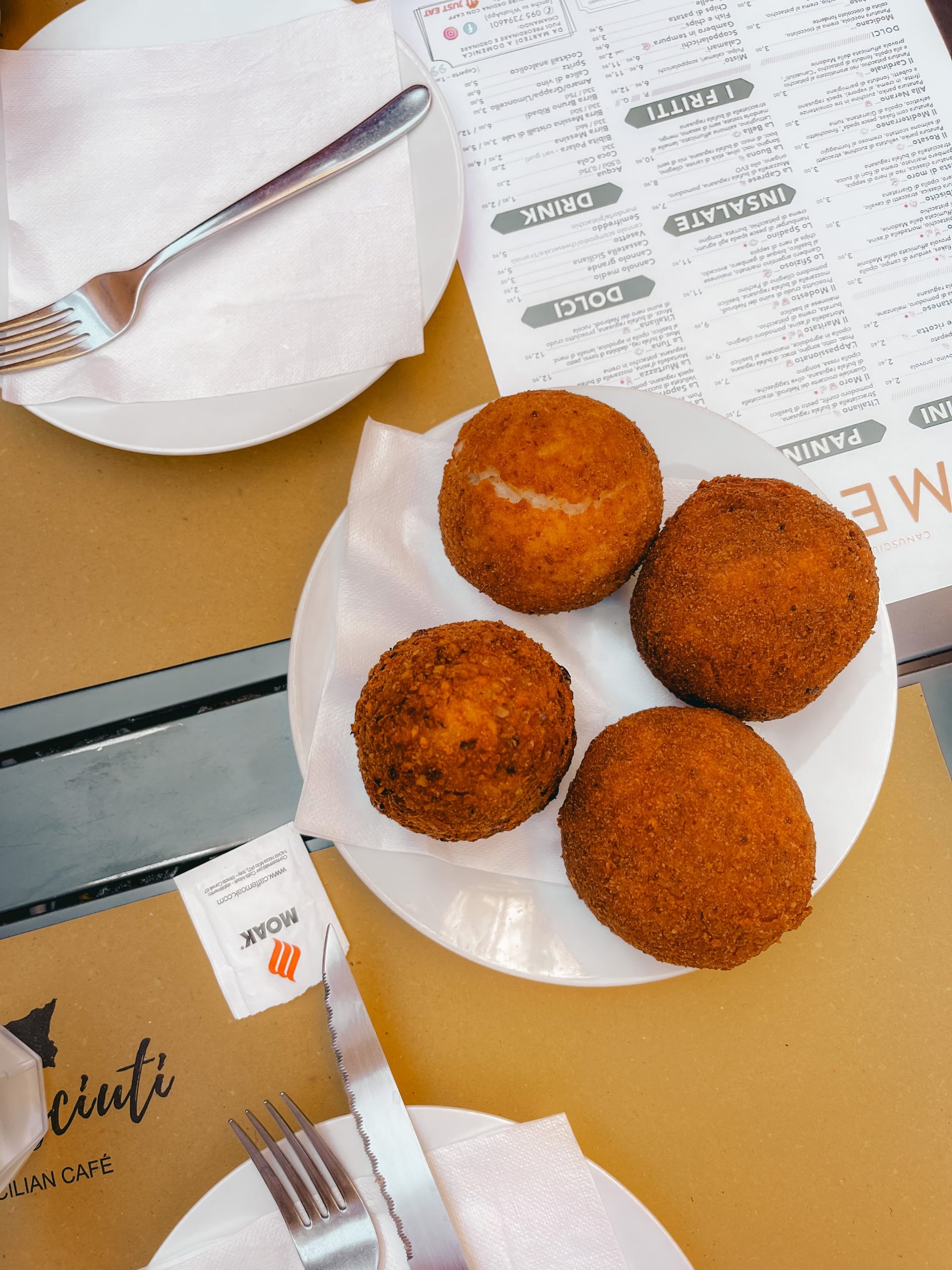 Cosa vedere a Catania in un giorno: arancini da canusciuti