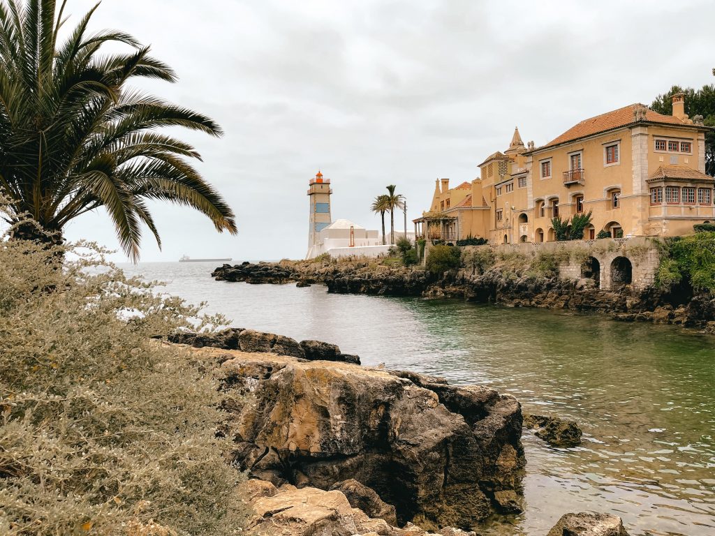 visuale di Cascais e del suo faro