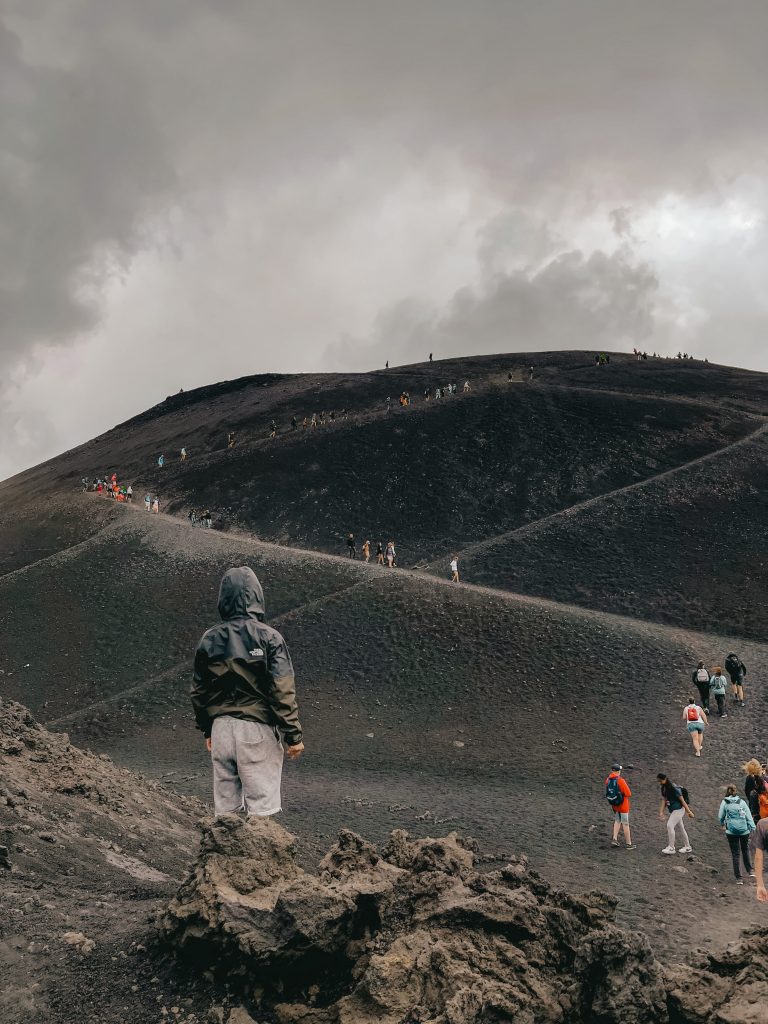 Escursione sull’Etna: la vista del cratere del 2002