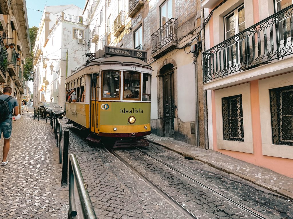 Cosa fare a Lisbona: prendere il famoso bus 28