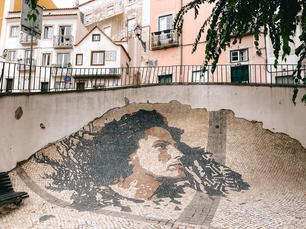 street art dedicata ad amalia rodriguez, importante cantante del fado