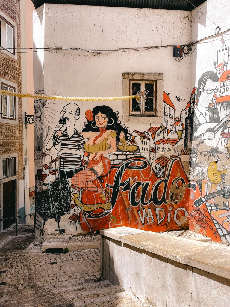 Street art a Lisbona: murales fado vadio