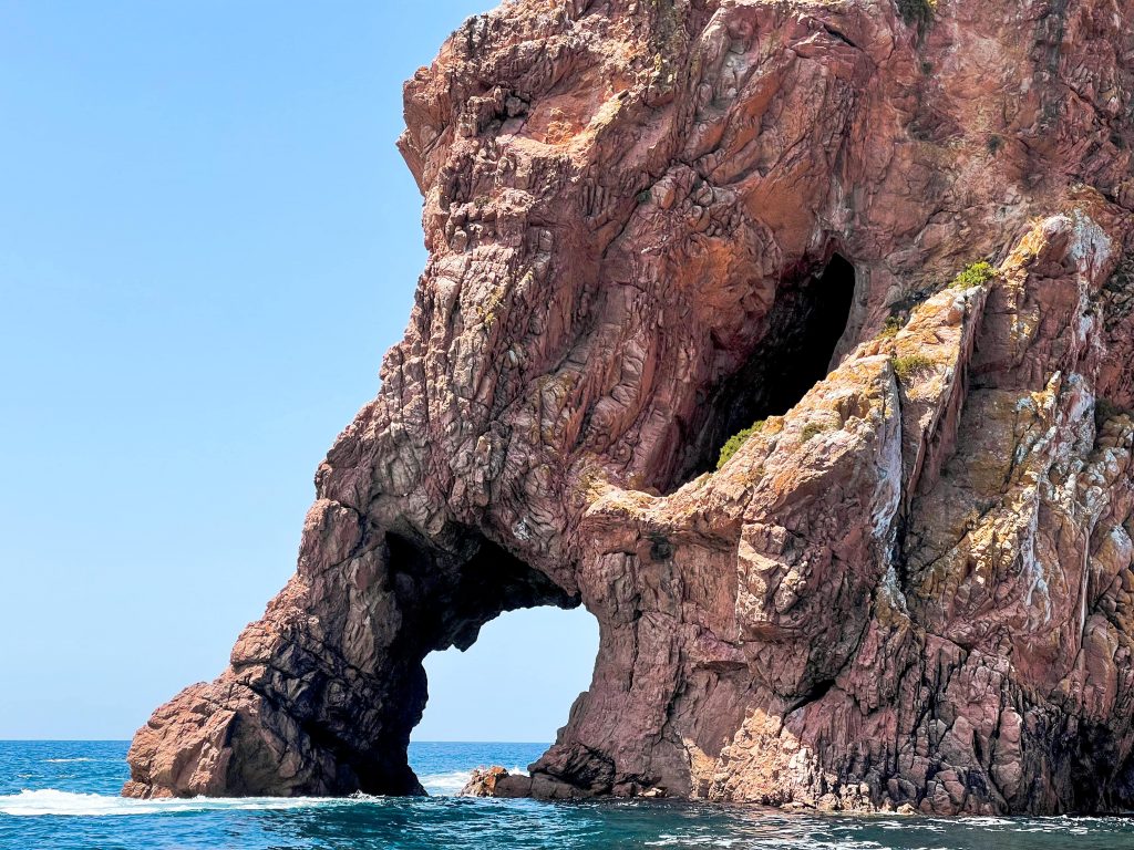 Visitare le Isole Berlengas:vista della scogliera dalla barca