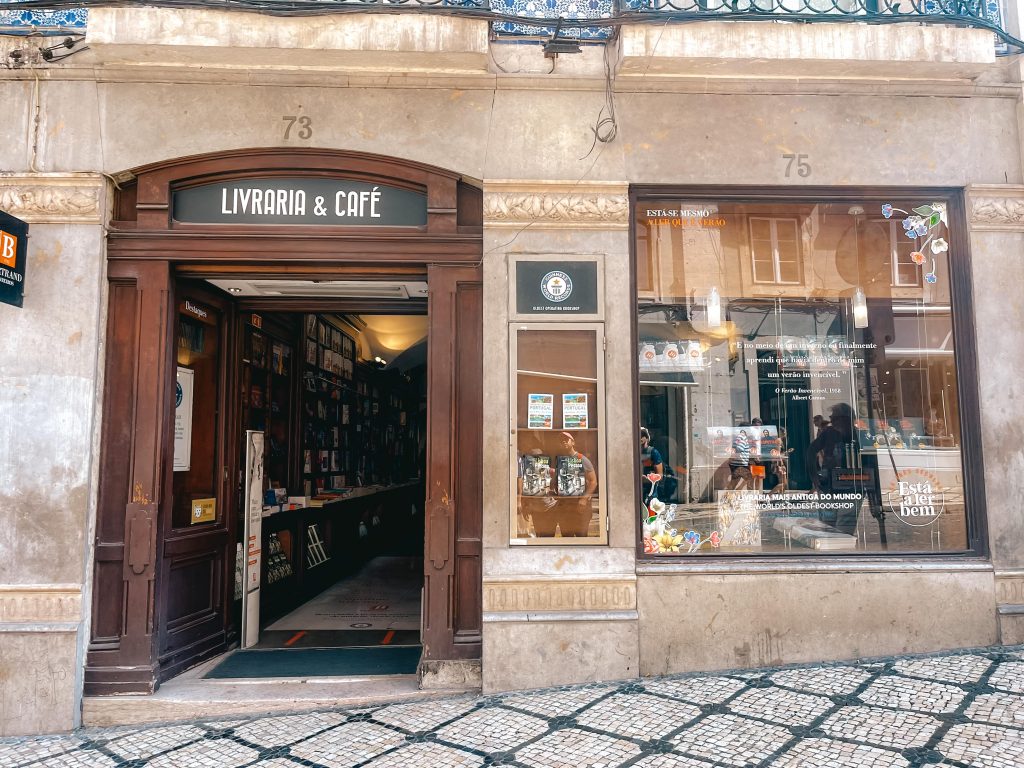 Cosa vedere a Lisbona in tre giorni: livraria Bertrand, la più antica del mondo