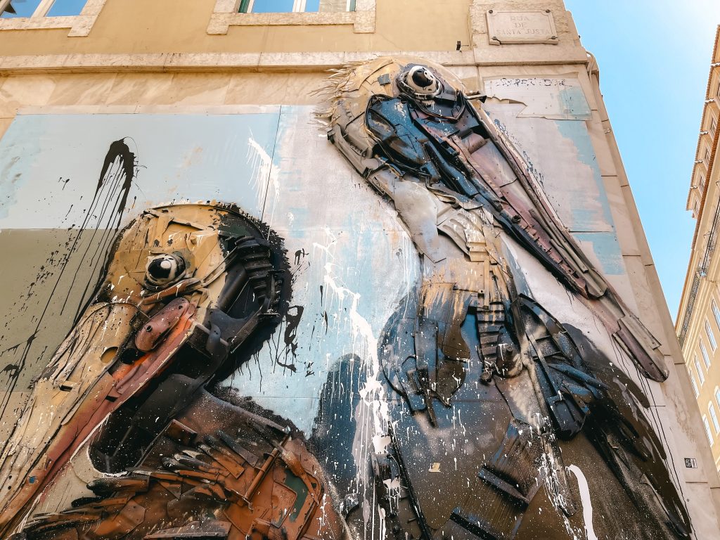 Street art a Lisbona: i pellicani di Bordalo