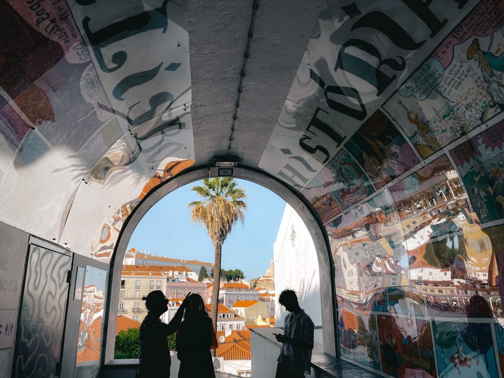 Street art a Lisbona: murales storia di lisbona dalla porta do sol