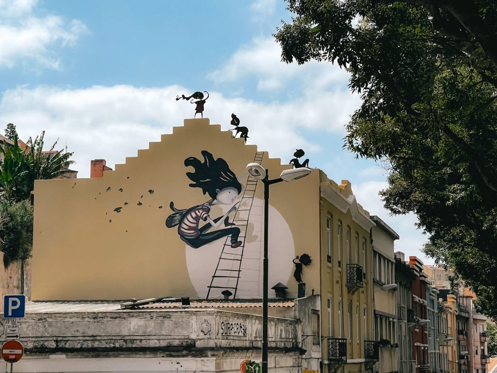 Street art a Lisbona: itinerario in 10+ tappe imperdibili