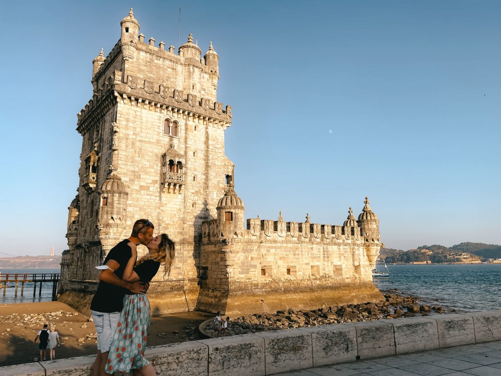 Cosa vedere a Lisbona in tre giorni:io e mauro in posa romantica al tramonto dalla torre di belem