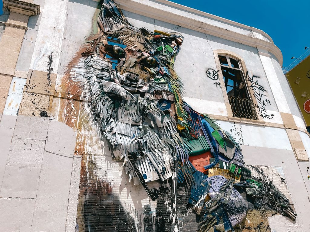 plastic fox, opera di Bordalo a Lisbona