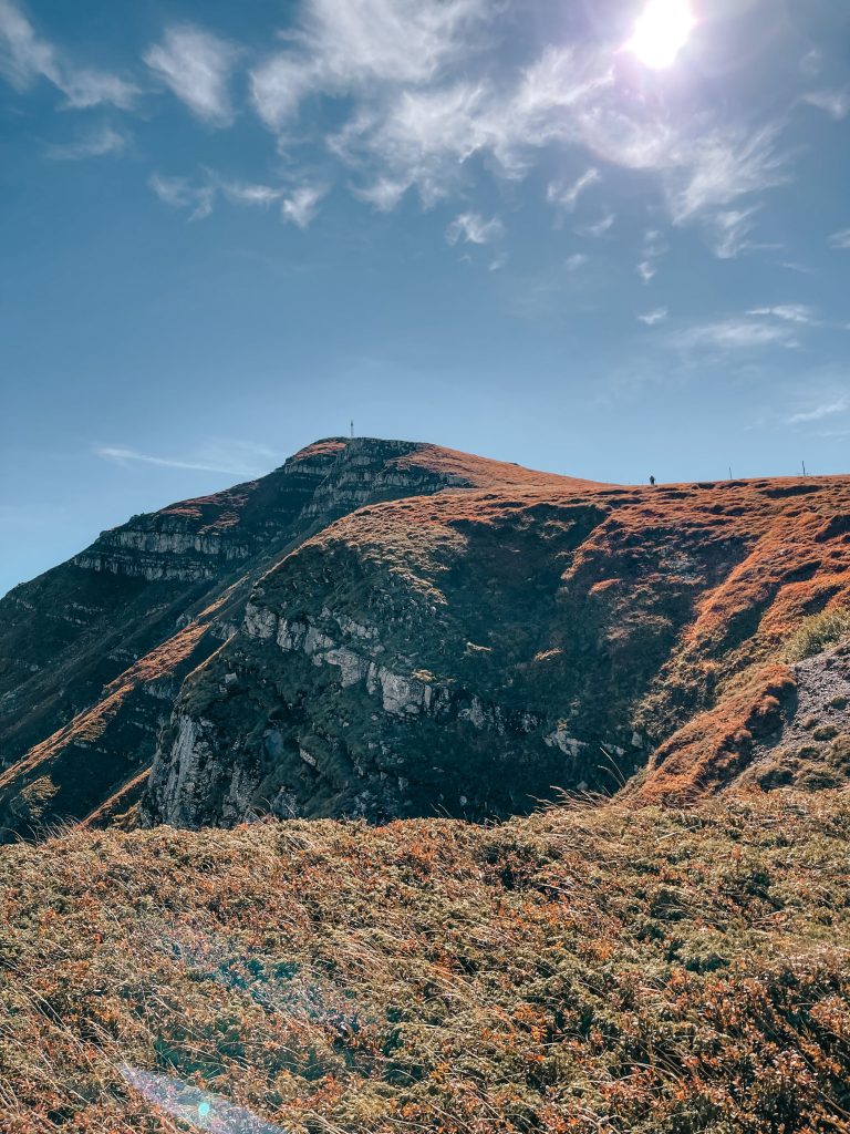 il percorso che porta fino alla croce - escursione a corno alle scale in autunno