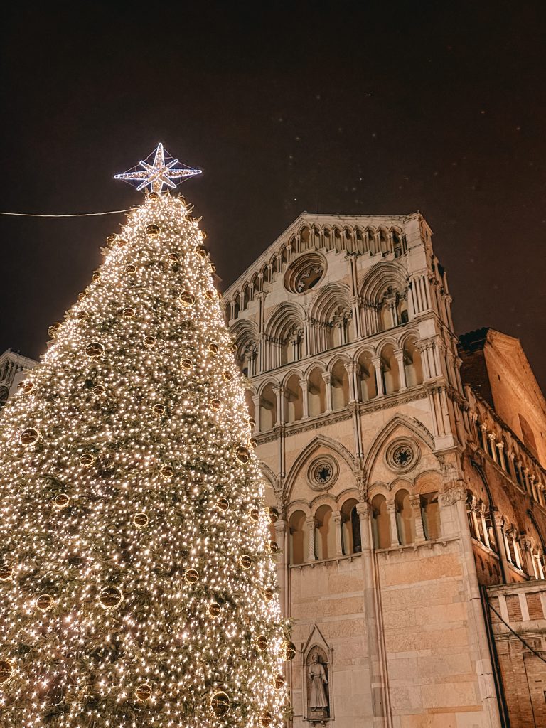 albero di natale luci piazza ferrara