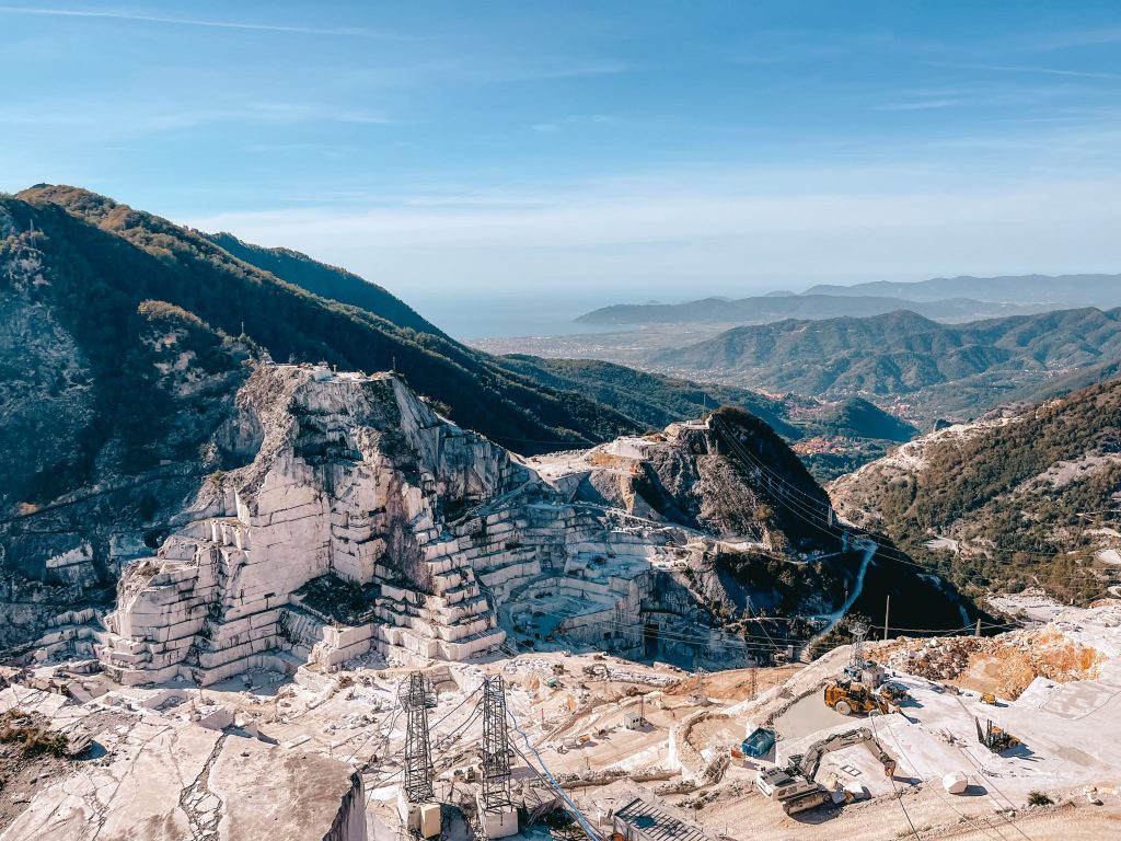 cave di marmo durante il percorso fino al David di Kobra