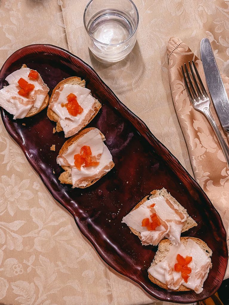 bruschette con lardo al ristorante di Colonnata