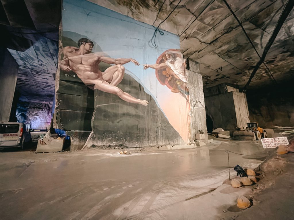 Il murales dedicato a Michelangelo dentro ad una cava di marmo a Carrara