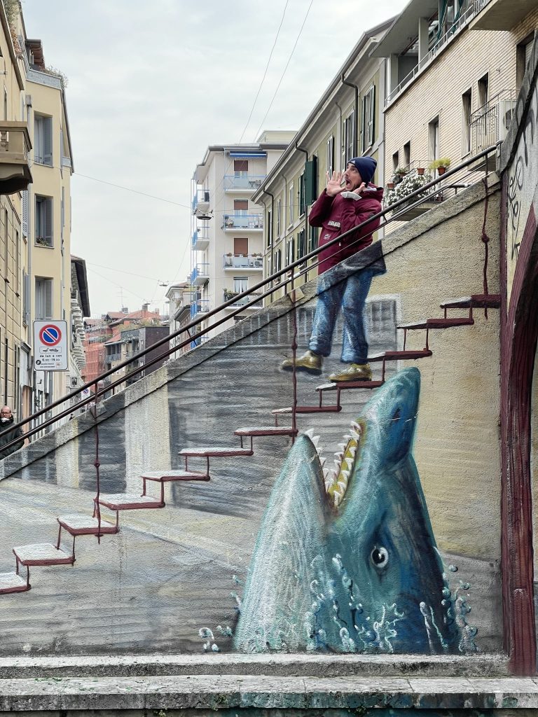 lo squalo - Street art ai Navigli di Milano: itinerario per vivere il quartiere in modo diverso dal solito