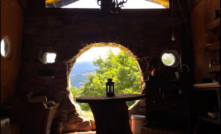 Alloggi insoliti in Emilia Romagna: casa hobbit