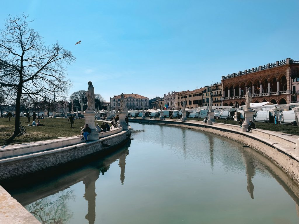 prato della valle - 
Cosa fare a Padova in un giorno: arte, caffè alla menta e Totoro