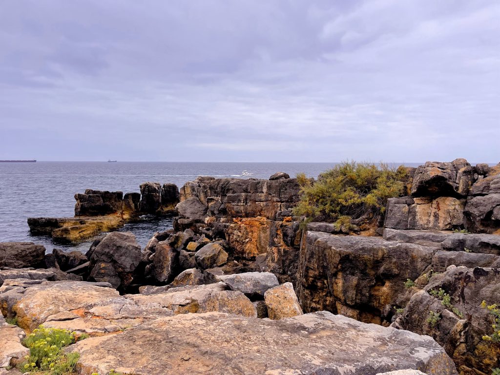 cosa fare a cascais: scogliere sull'atlantico