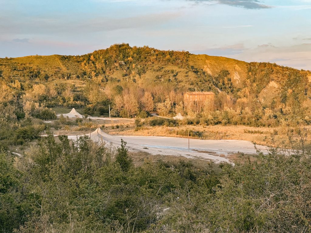 panorama sui colli modenesi e le salse di nirano