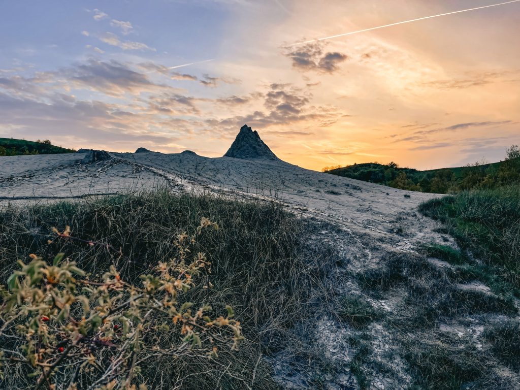 salse al tramonto con vista sull'appennino modenese