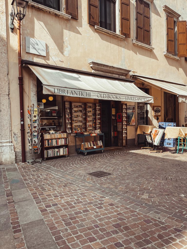 cosa vedere a Riva del Garda in un weekend: libreria mappamondo