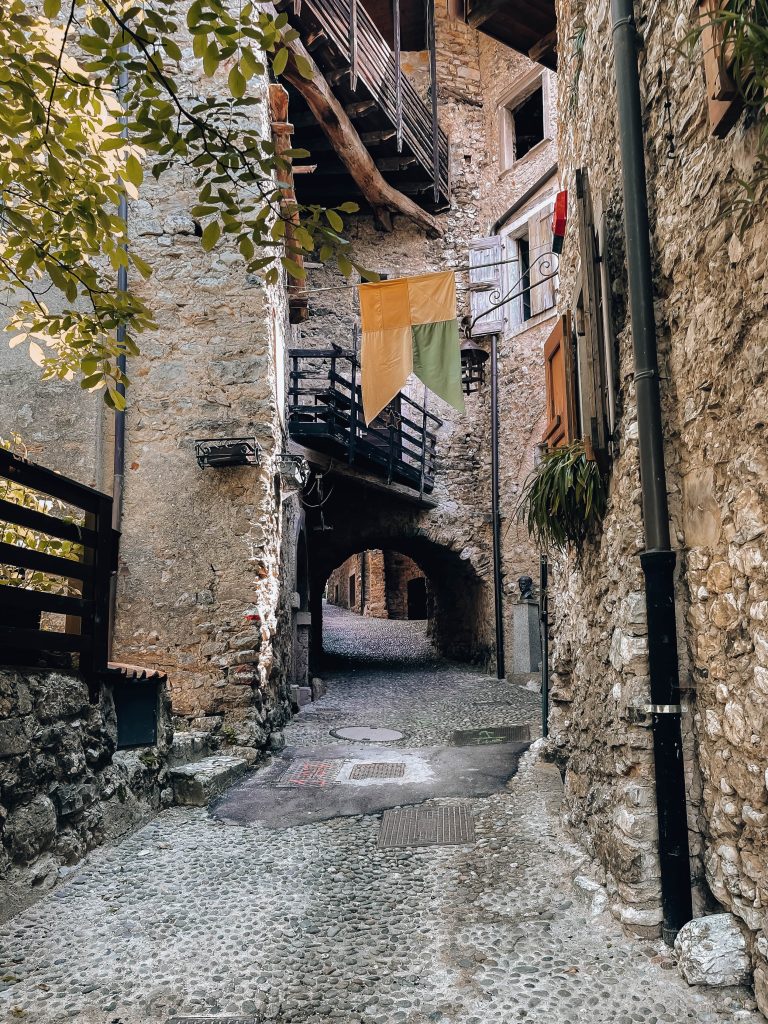 ingresso del borgo di canale di tenno