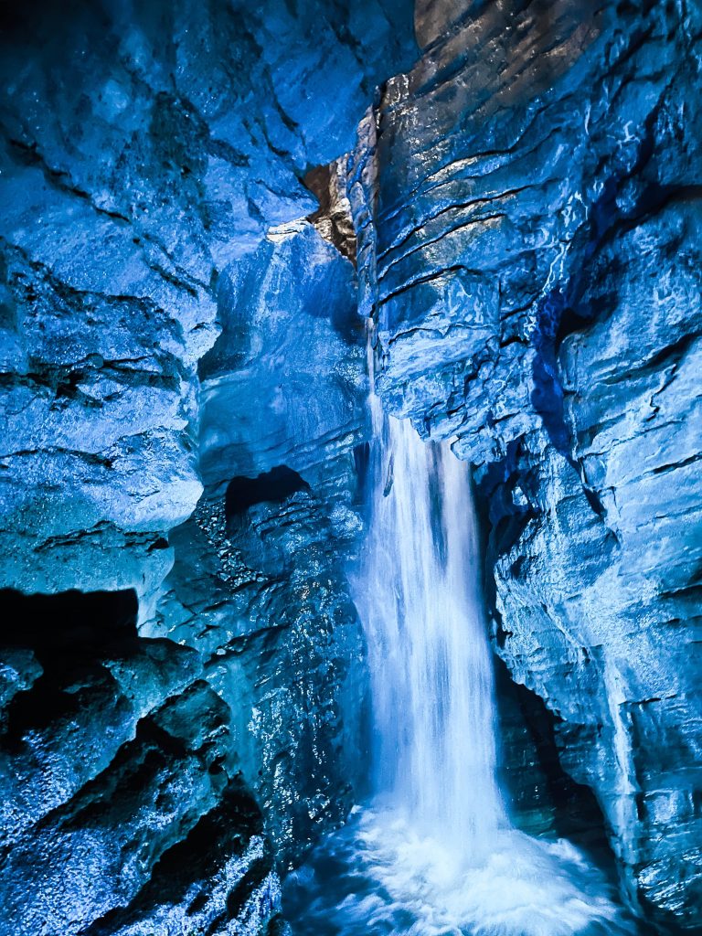 cascata del varone con le luci blu