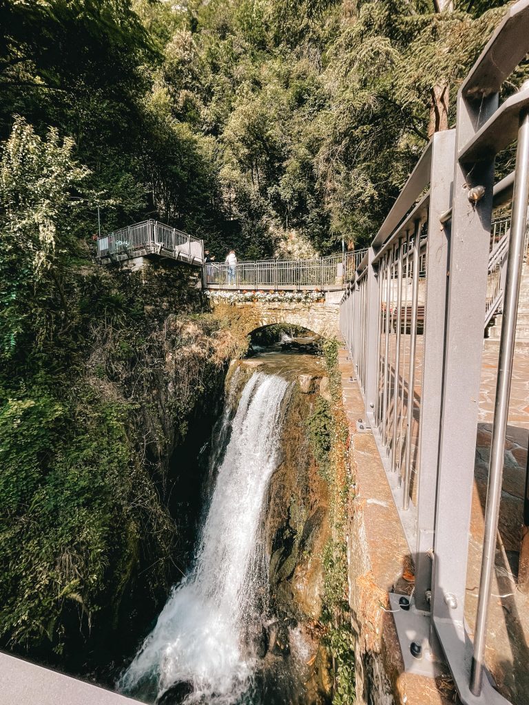 cascata all'ingresso del parco grotta cascata del varone