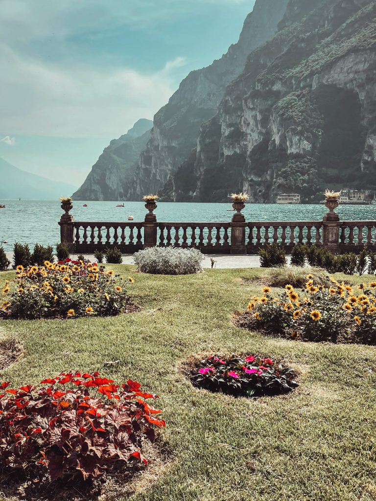 cosa vedere a Riva del Garda in un weekend: giardini all'italiana di punta lido