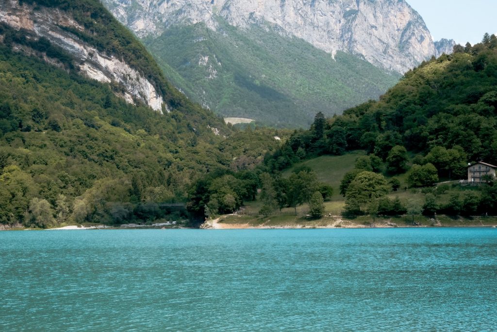 Cosa fare al Lago di Tenno: alla scoperta del lago azzurro