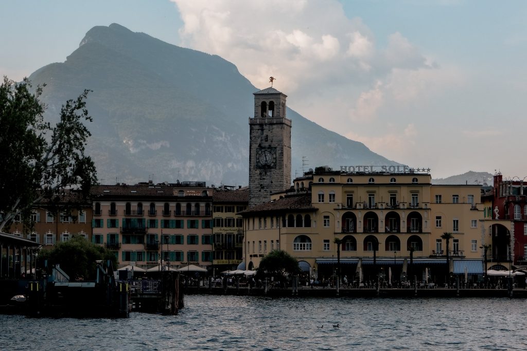 panorama di riva del garda con torre apponale