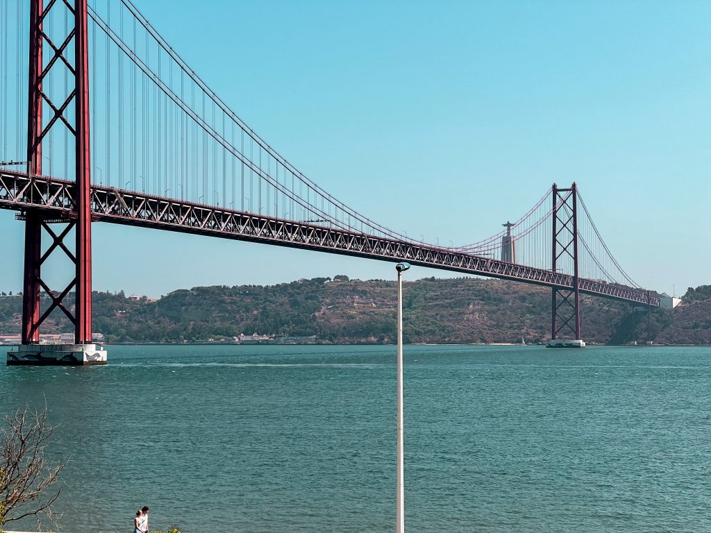 ponte 25 de abril e statua del cristo rei - lisbona insolita