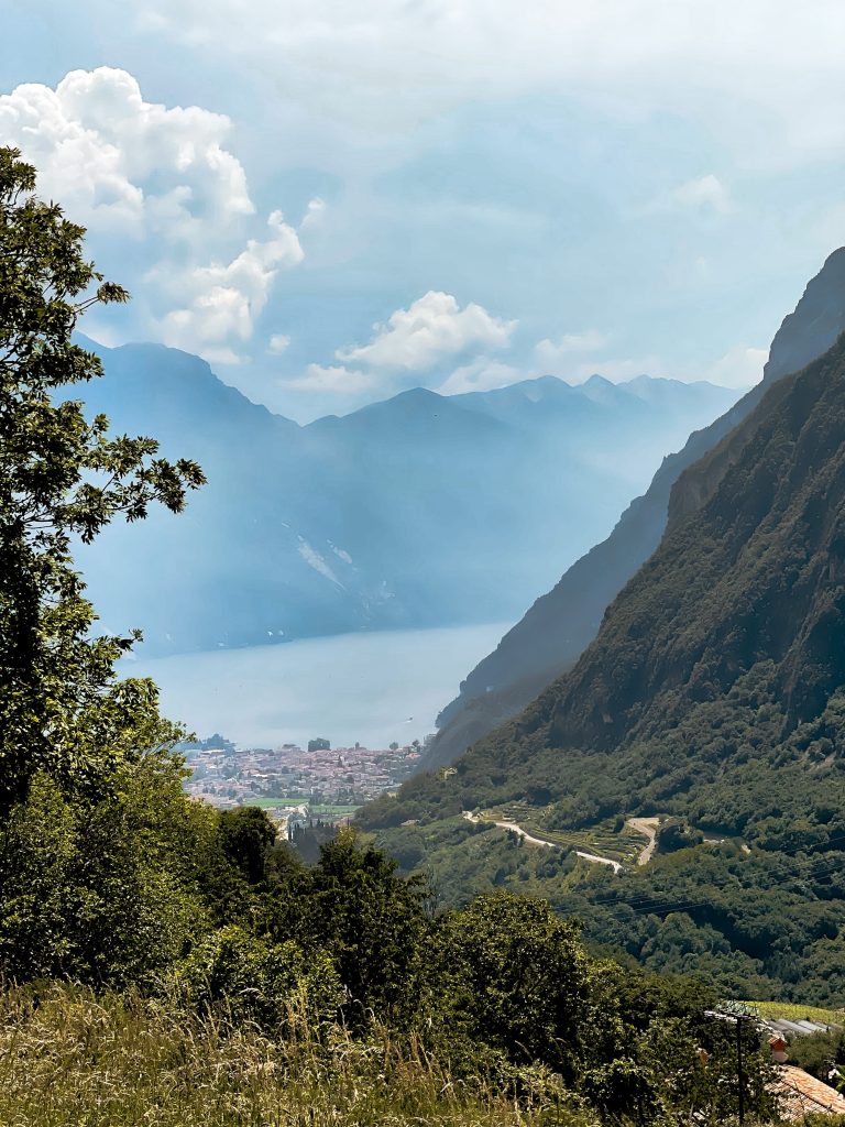 vist adel lago di garda dal borgo di canale di tenno