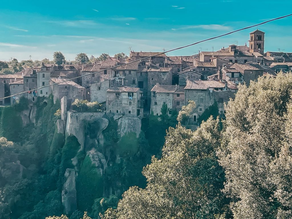 Cosa vedere a Vitorchiano il borgo sospeso con il Moai dell’Isola di Pasqua