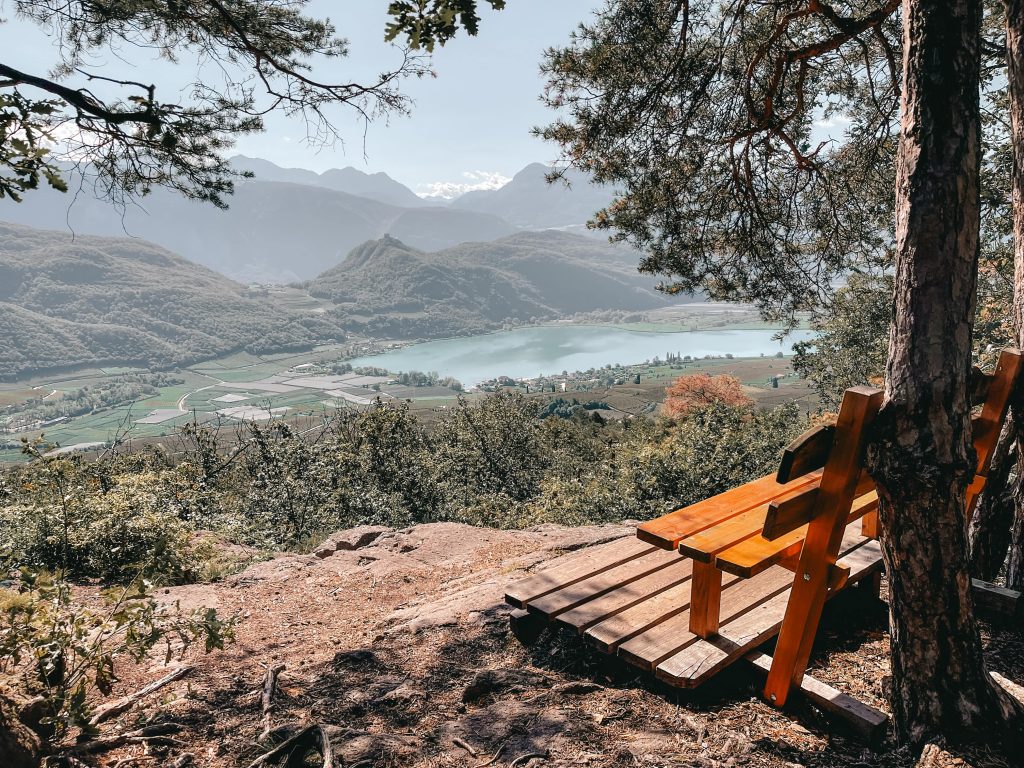 panchina sul lago caldaro all'inizio del sentiero della pace