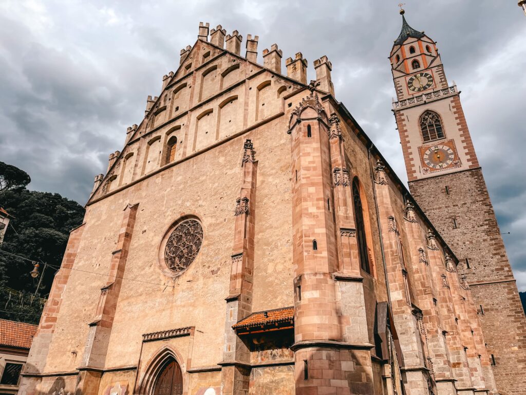 duomo di merano e il suo campanile da 7 orologi