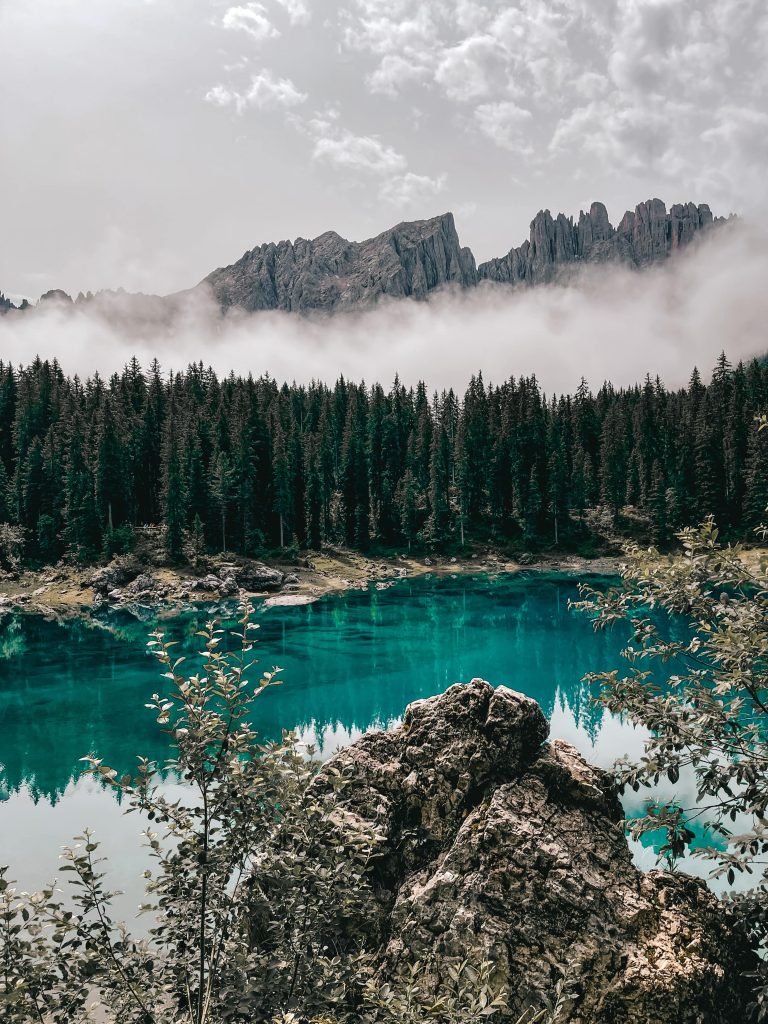 lago di carezza nei dintorni di bolzano