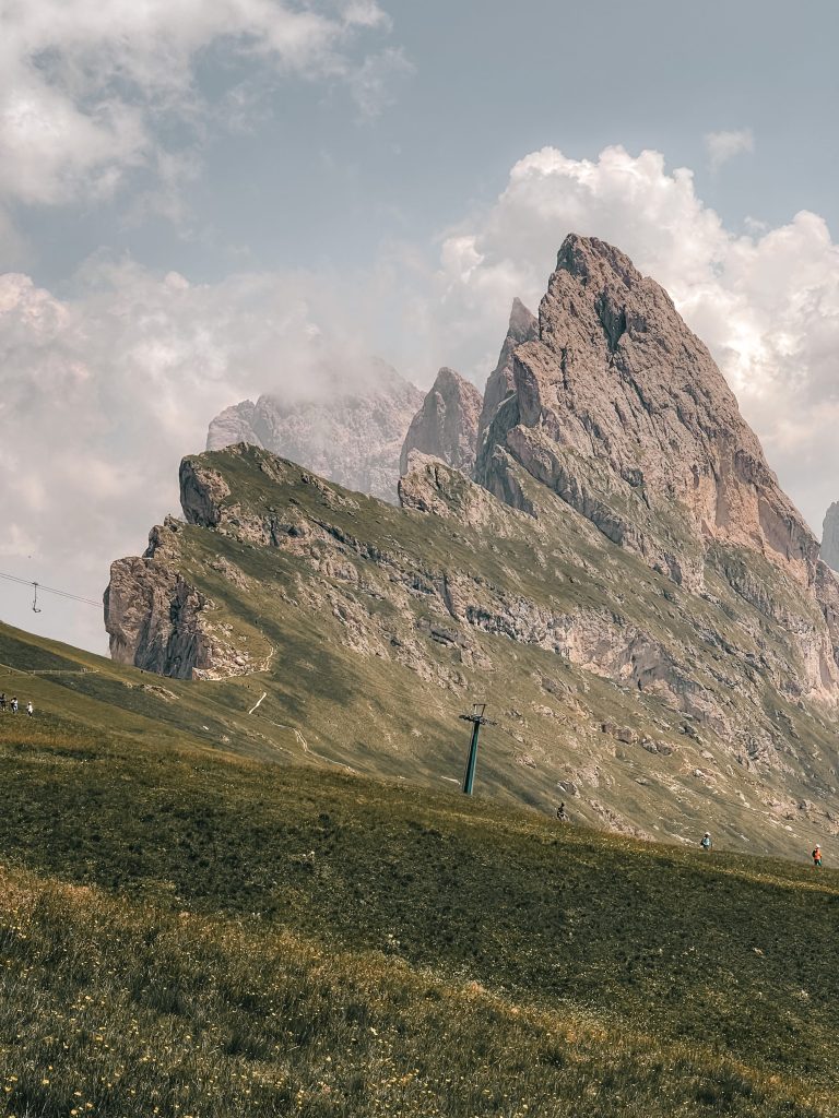 seceda, odle e funivia in lontananza - panorama