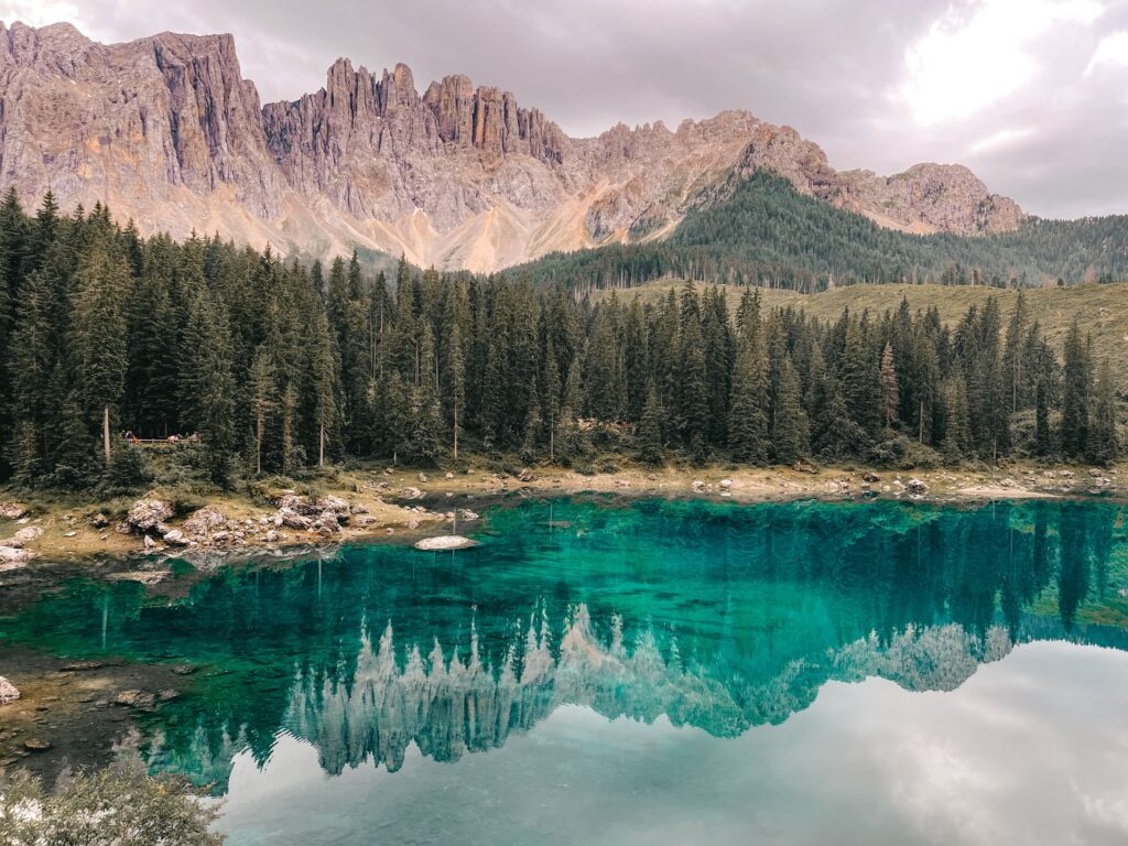 lago di carezza dettaglio con montagne