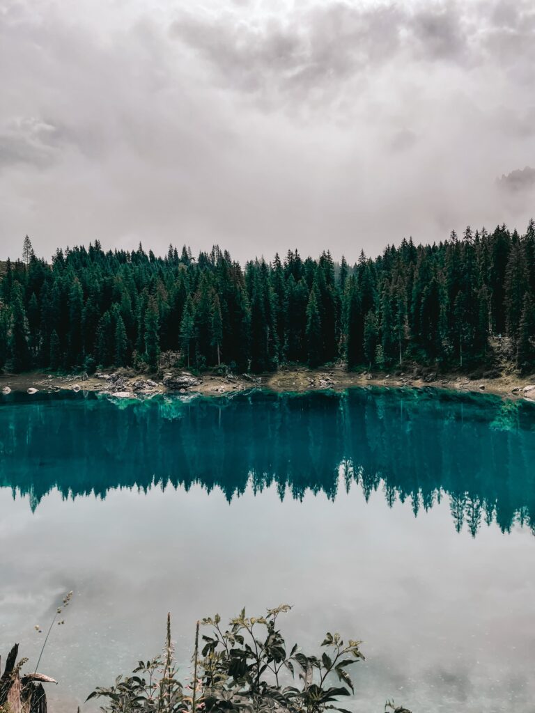 il lago annuvolato - cosa fare al lago di carezza in autunno