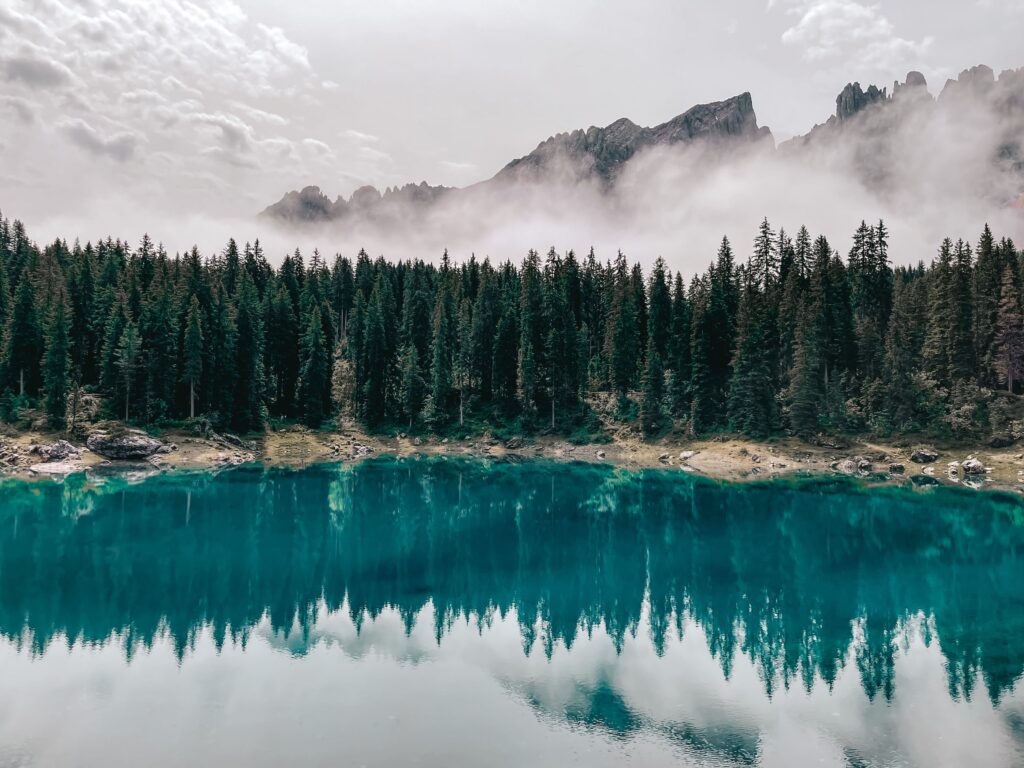 Cosa fare al Lago di Carezza: dove parcheggiare e come organizzare al meglio la visita