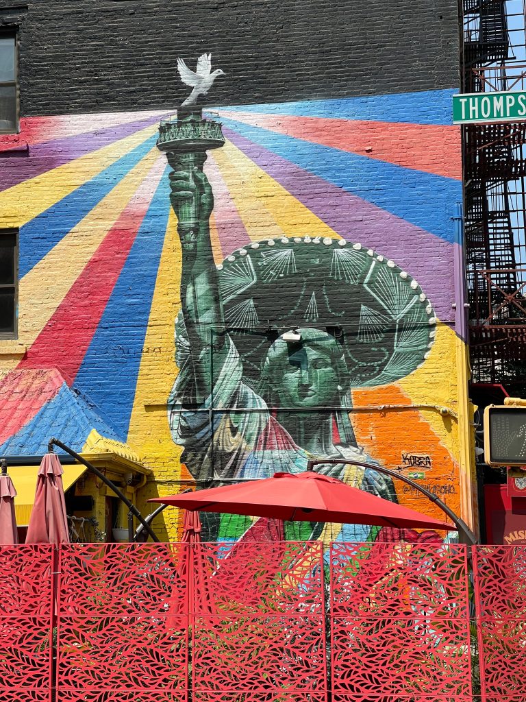 Graffiti e street art a New York: statua della libertà con sombrero