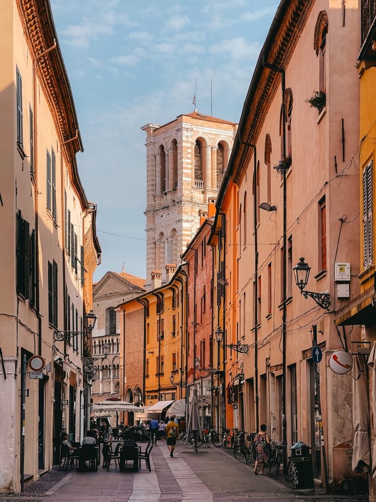 Che cosa vedere a Ferrara: viuzze medievali e instagrammabili come Via Mazzini