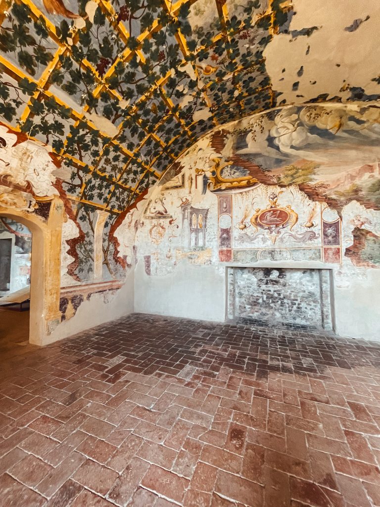 affreschi al piano terra castello di torrechiara
