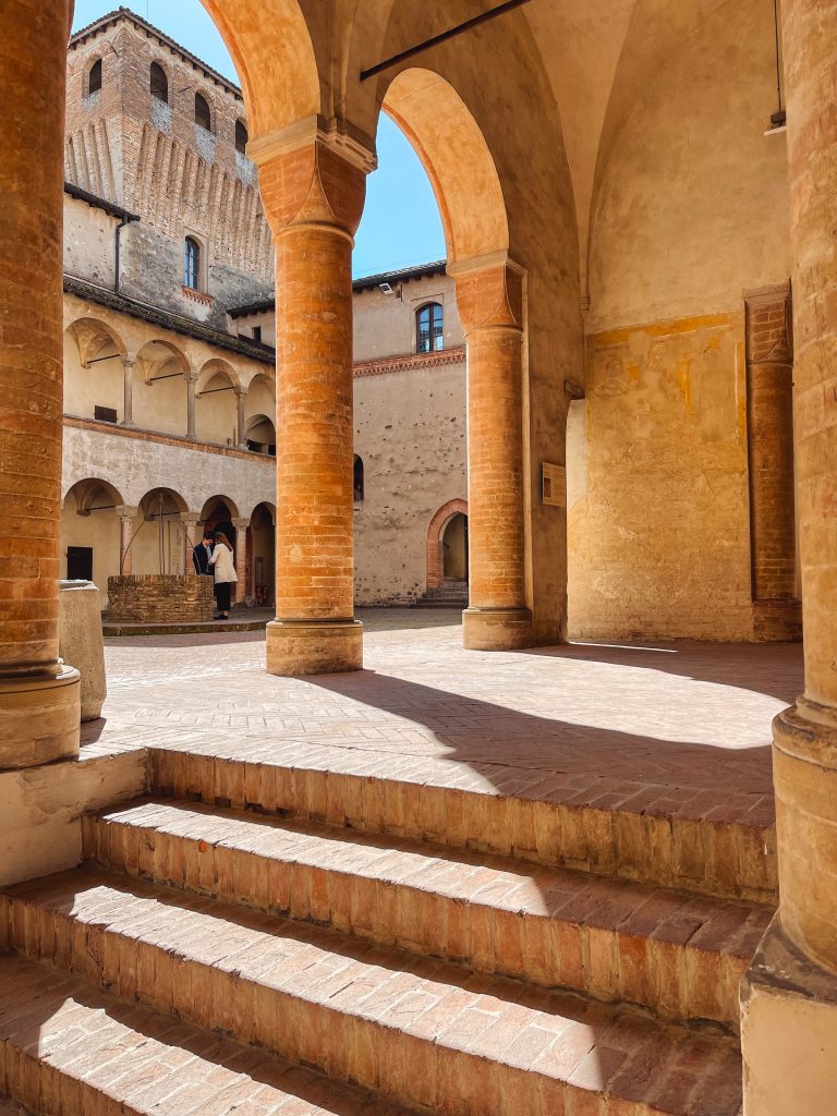 Visitare il Castello di Torrechiara: cortile principale